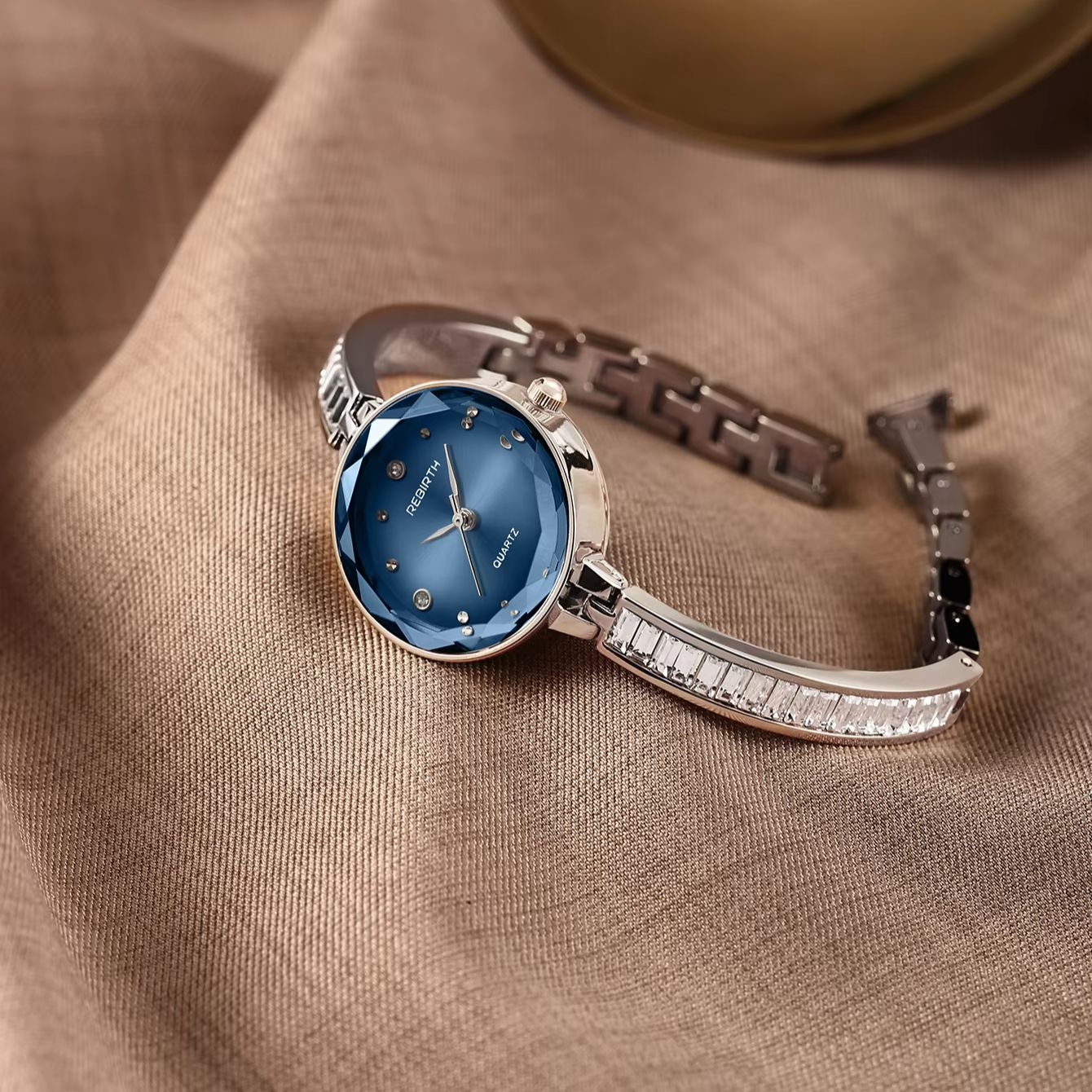 Luxury Watch Diamond - Licht Luxe Dameshorloge met Blauwe Glaswijzerplaat,